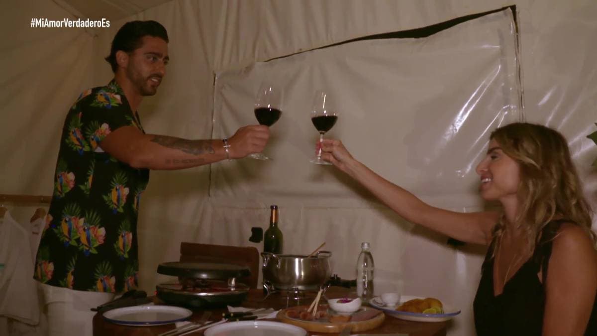 Potro y Estefanía disfrutan de la cena que les regaló Helen y JP