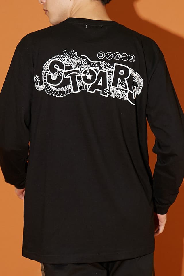 Hay una sudadera con Shenlong... pero si la quieres, tienes que juntar las esferas del dragón.