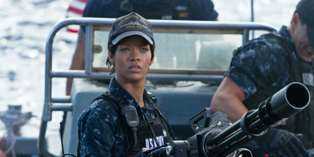 7.- Rihanna: La cantante de Barbados se volvió una chica ruda para su papel en Battleship: Batalla Naval.