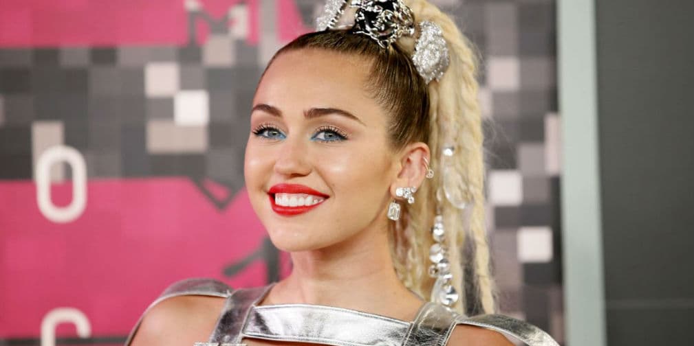 6. Miley Cyrus: En Instagram publicó una foto que decía: estoy tan enojada por ti. Ellos están equivocados. Lo siento mucho.