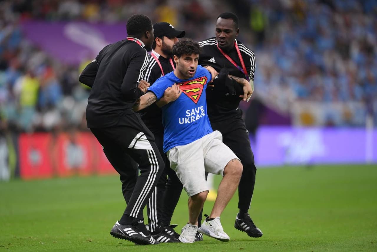 Qatar 2022: Liberan a hombre que entró con bandera arcoíris a la cancha