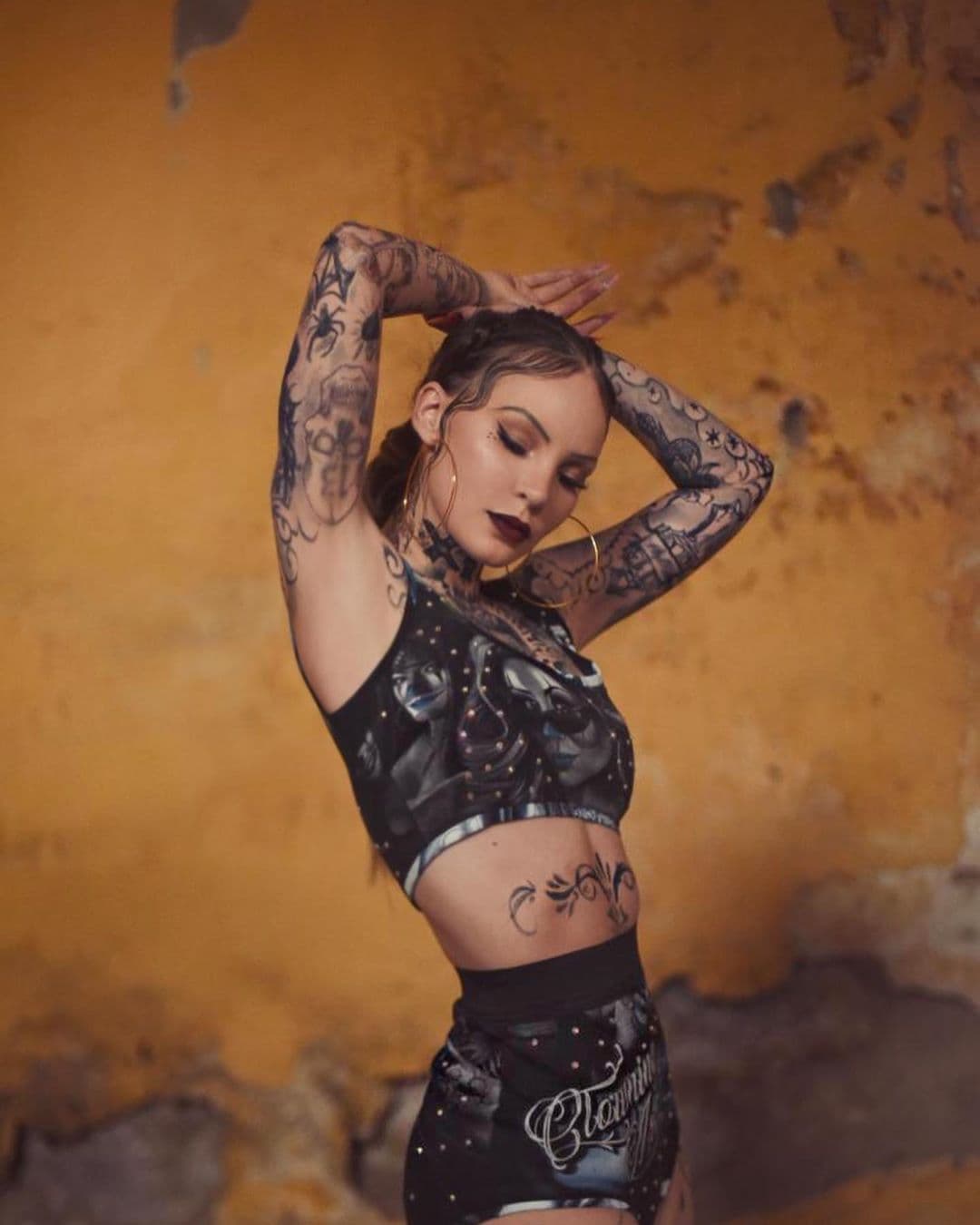 La intérprete de "Sapito" se puso estos tatuajes para la grabación del video musical de "Amor A Primera Vista".