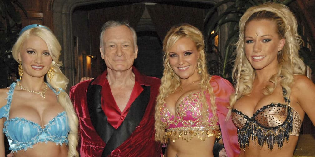 12. Hugh Hefner: El fundador de Playboy, a sus 88 años, no deja de romancear con sus sensuales Conejitas.