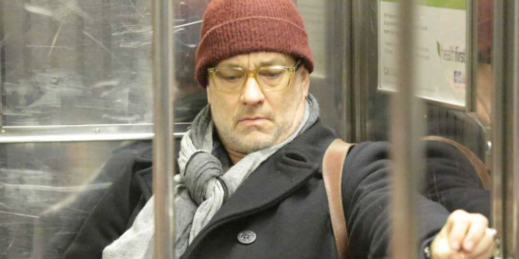 6. Tom Hanks: La estrella de Forrest Gump defendió el sentarse con las piernas abiertas en el metro.