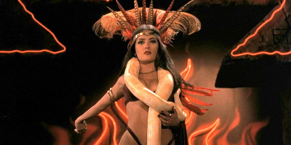 En 1996 Salma Hayek se convirtió en la vampira más sensual, gracias a Del Crepúsculo al Amanecer de Robert Rodríguez. ¡Qué suerte de la víbora!