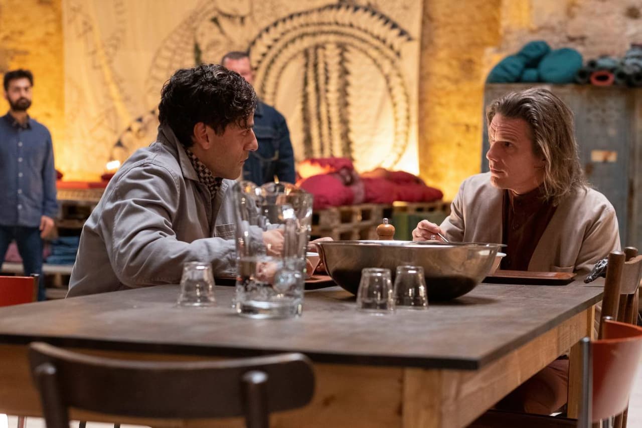 Oscar Isaac junto a Ethan Hawke en la serie 'Moon Knight'.