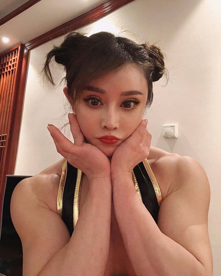 Aunque en el videojuego Chun Li viste ese traje con el pelo suelto, los icónicos chonguitos le vienen bien.