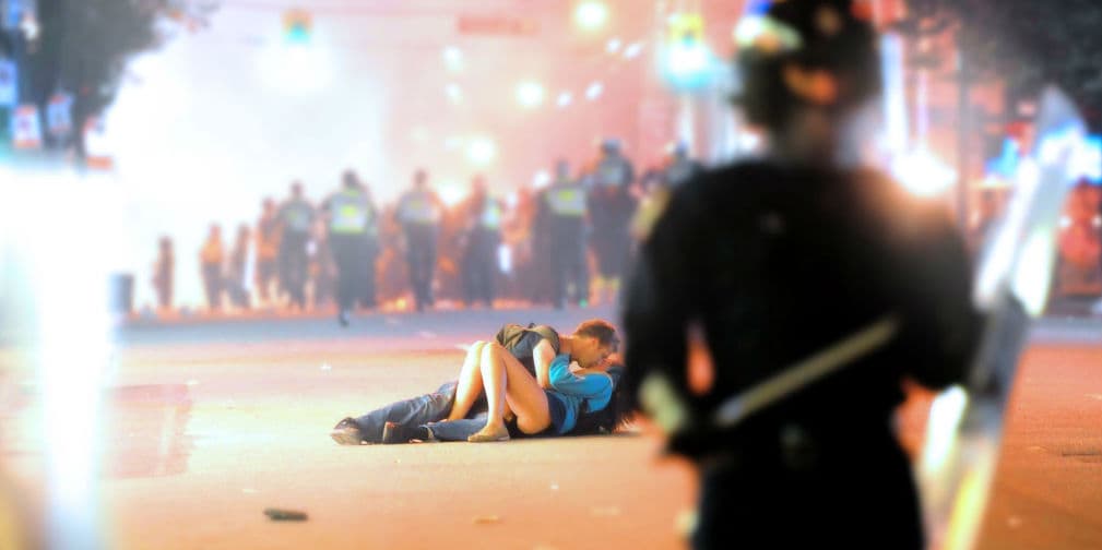 Vancouver Riots Kissing Couple (2011): Ocurrido durante violentos incidentes en Vancouver, Canada, luego de que un equipo local de hockey perdiera el campeonato.