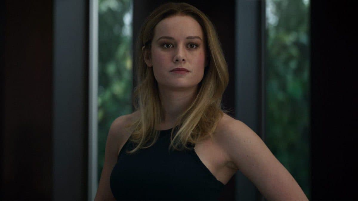 La Capitana Marvel posa con el Martillo de Thor... y ya recibió una advertencia