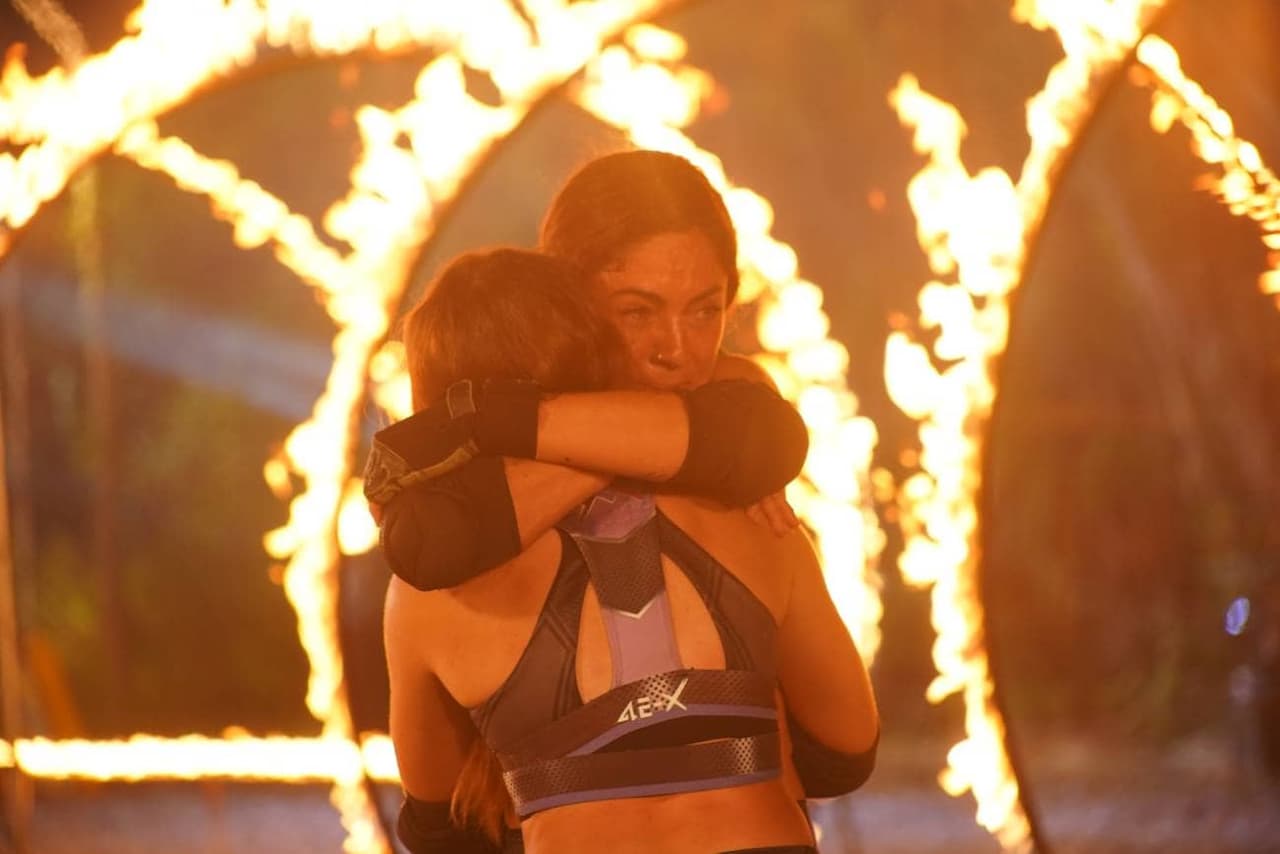 María José abrazó a Elaine tras eliminarla en Reto 4 Elementos 2022.