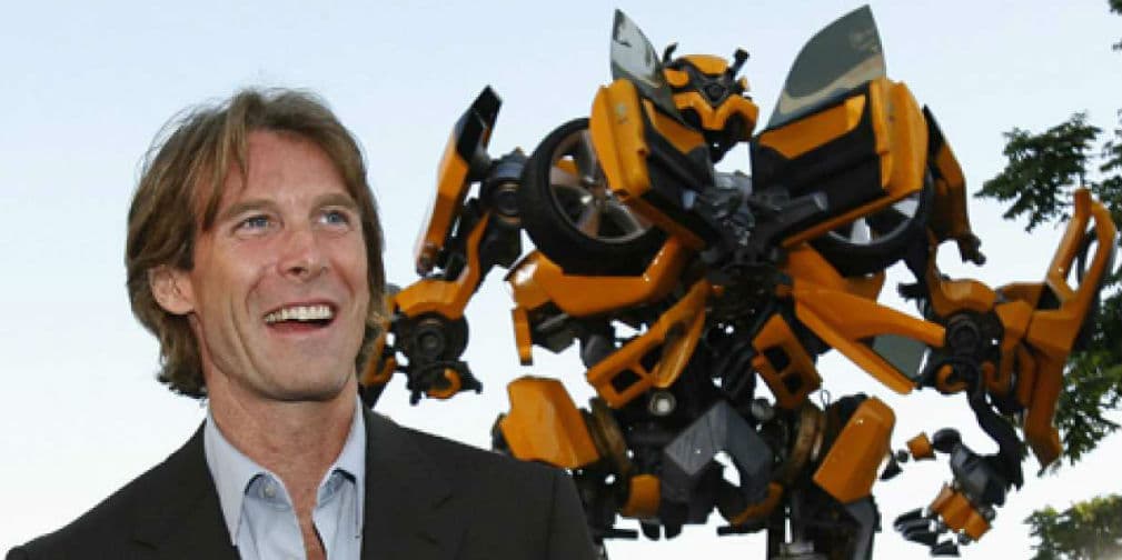 5. Michael Bay: El director de Transformers fue adoptado y pasó varios años buscando a su madre biológica.
