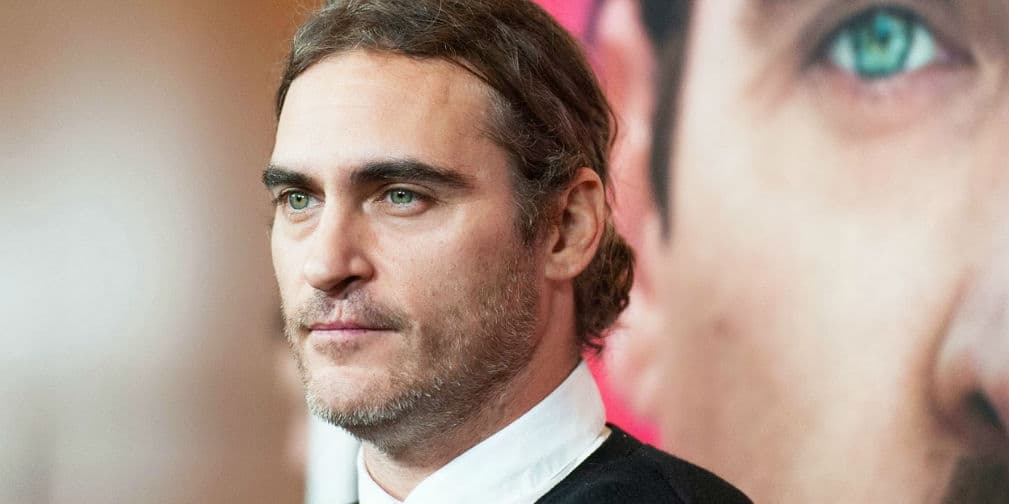 1. Joaquín Phoenix: Este actor tiene una cicatriz arriba de su labio, se trata de una marca de nacimiento.