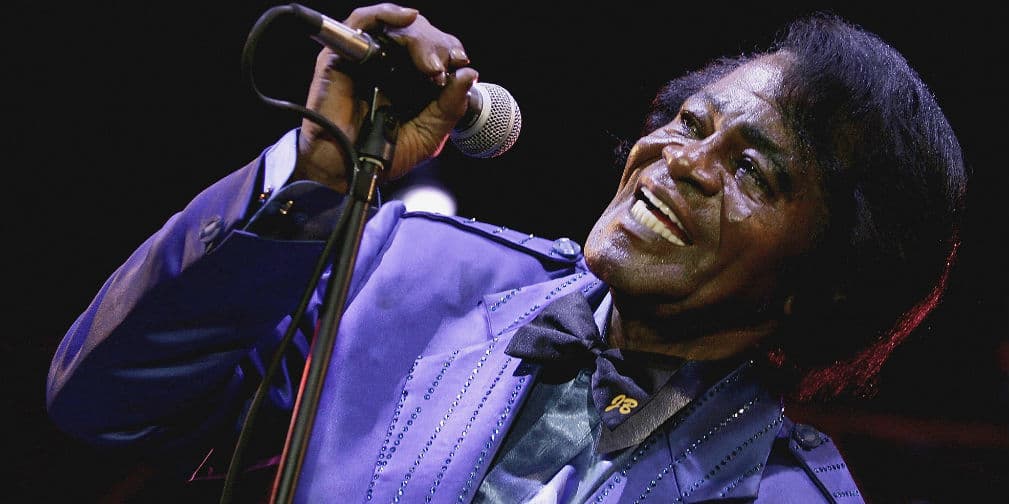 8. James Brown: El padre del soul, fue detenido en 2004 por violencia doméstica, tras una acalorada discusión.