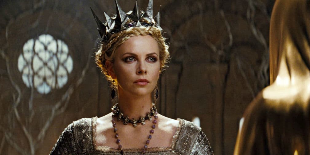 Charlize Theron: La temible bruja de Snow White an the Huntsman, ¡le quería robar su juventud a Kristen Stewart.