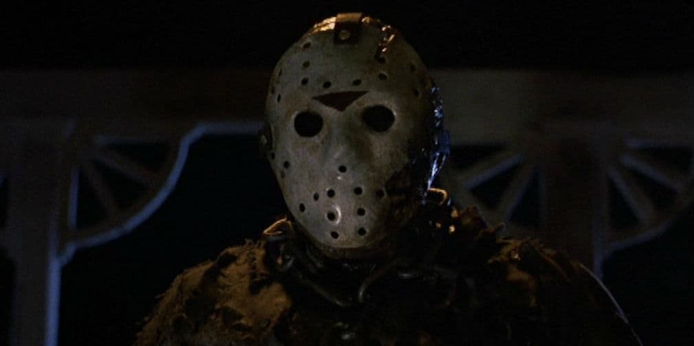 1. Friday the 13th: En Viernes 13, el villano Jason Voorhees usa una máscara de hockey, ¡icónica!