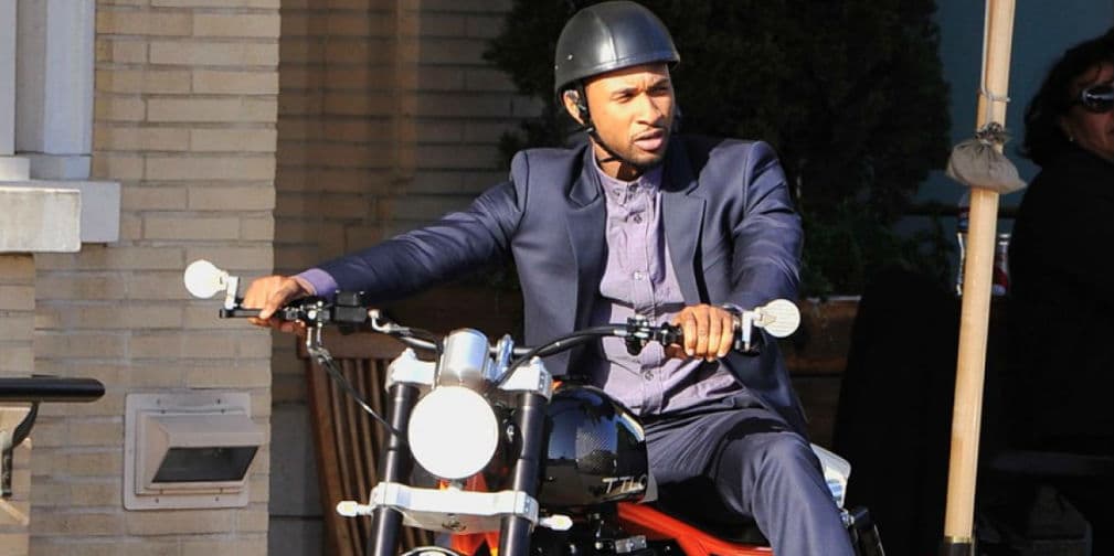 4. Usher: El cantante luce muy elegante de traje abordo de su moto, eso sí, no olvidó el casco de protección.