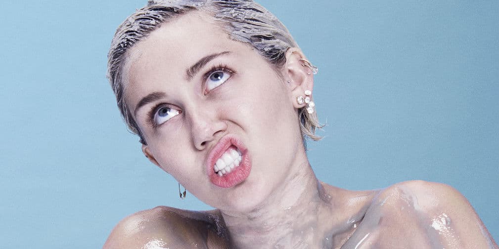 5. Miley Cyrus: Reveló que sufrió bullying por sus problemas con el acné. Tenía la piel fatal según dijo.