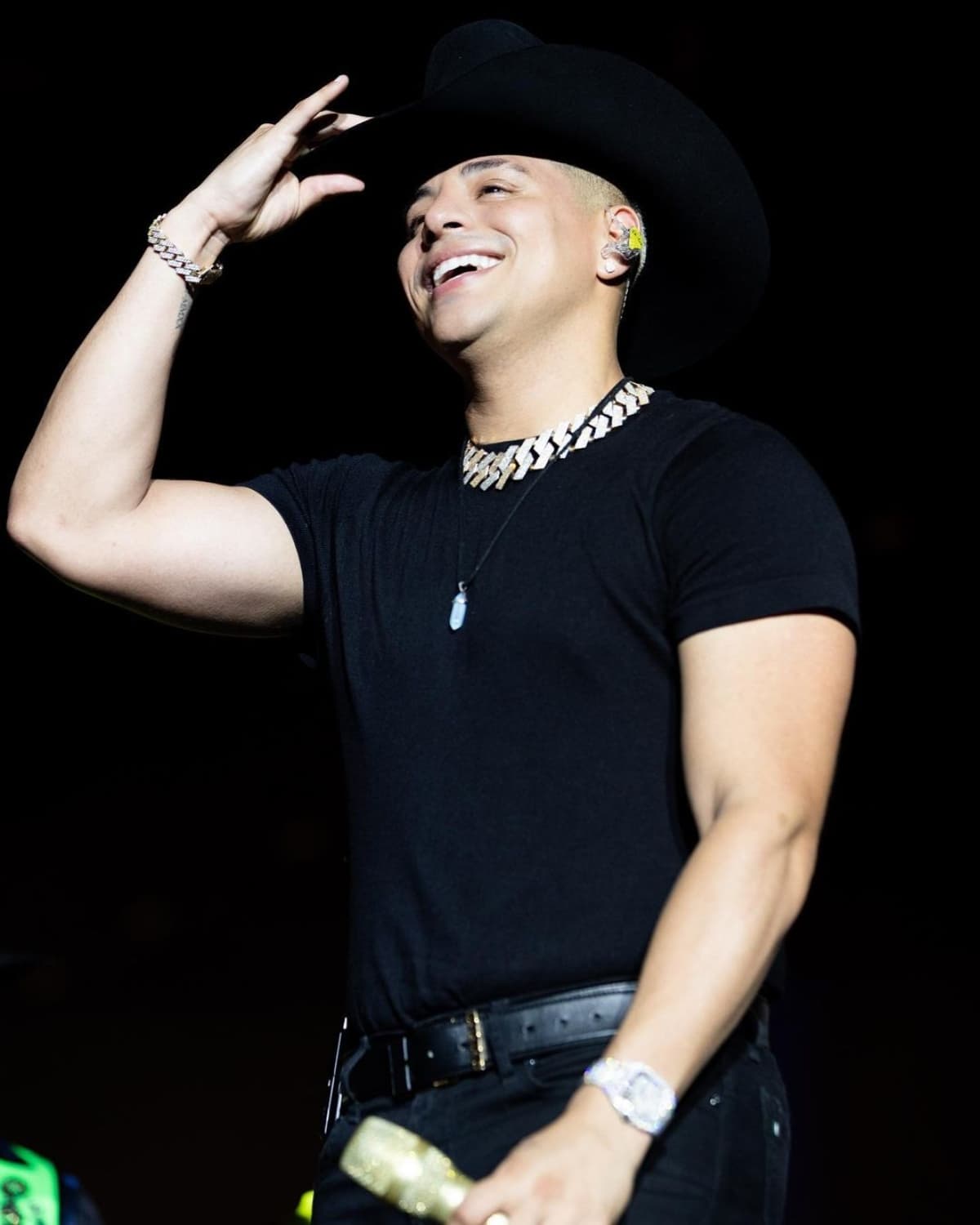 Eduin Caz sorprende a su hermana con costoso regalo de cumpleaños