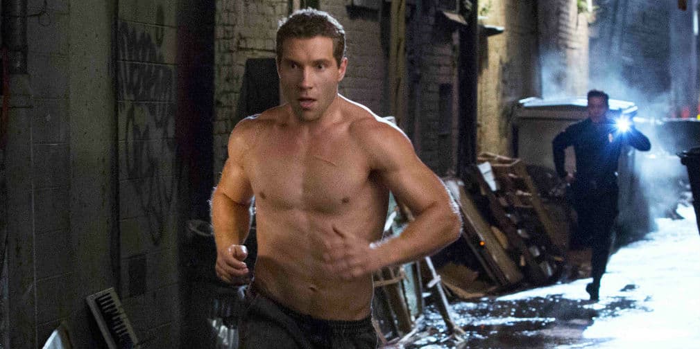 Siempre le ha gustado el deporte, cuando era más joven practicaba rugby y le gustaba jugar al aire libre.