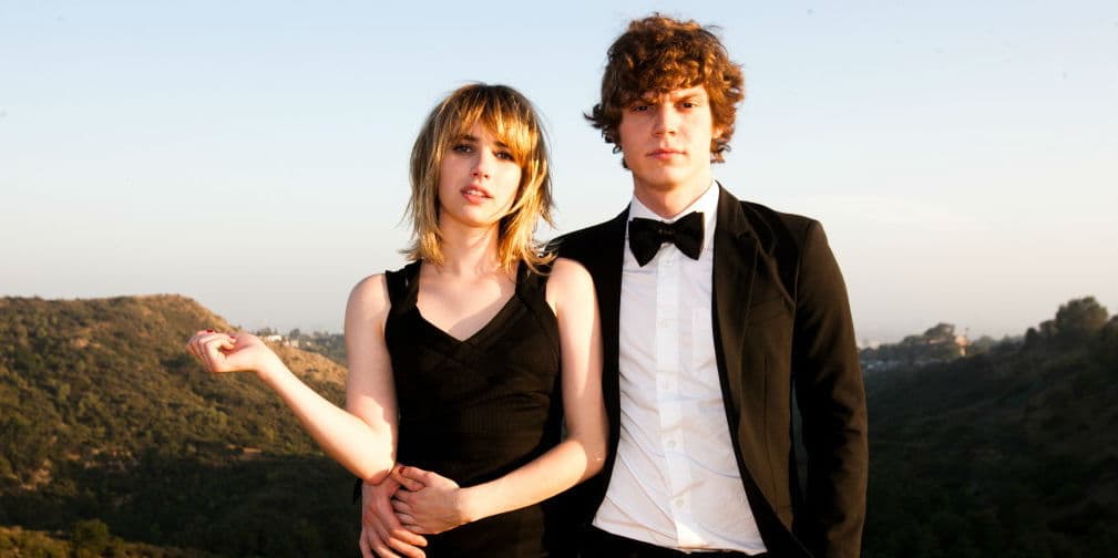Evan Peters: A él lo ubican más por su relación con Emma Roberts, con quien estuvo 3 años, incluso estaban comprometidos, pero se separaron.