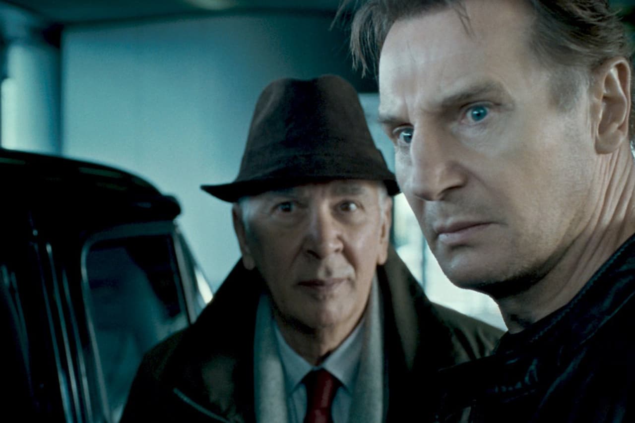 Tras cuatro días en estado de coma, Martin se da cuenta de que ninguna persona lo reconoce. © Warner Bros. Entertainment, Inc.