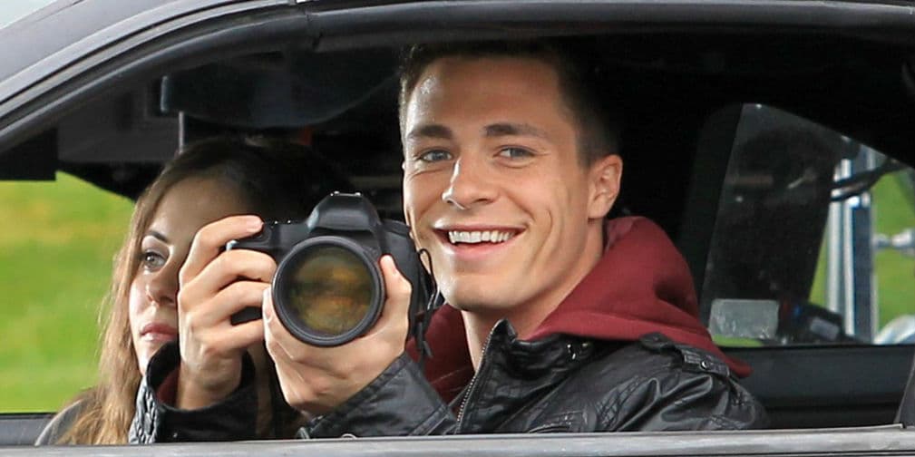 ¡Sonrían a la cámara! El paparazzi más guapo de todo Hollywood, Colton mientras graba Arrow.