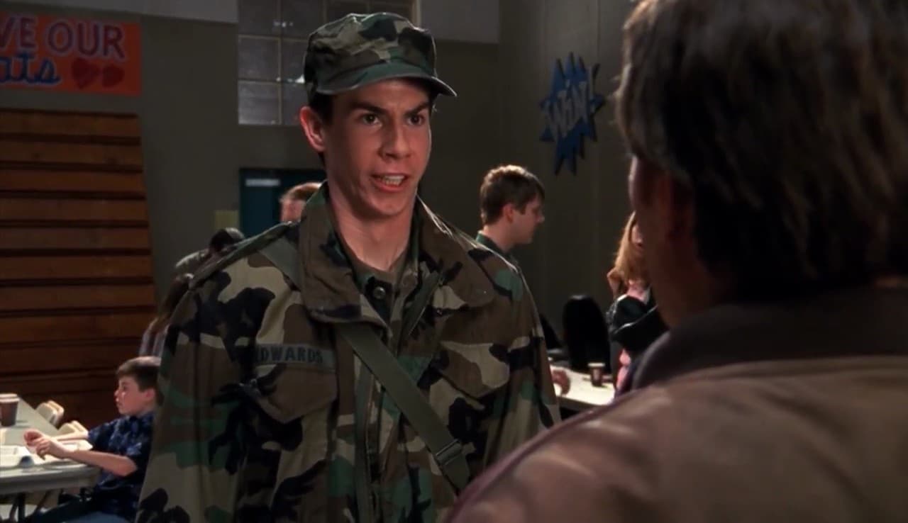 Jerry Trainor es recordado como Spencer de iCarly, pero en el episodio 24 de la segunda temporada fue uno de los militares que trata de poner orden en el refugio provisional donde Reese está haciendo negocios sucios, hasta que lo cachan.