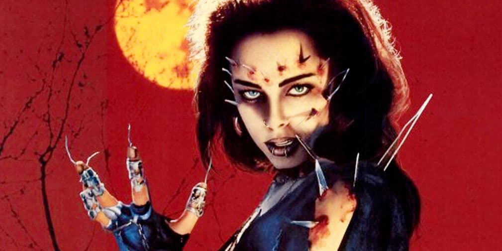 2. Julie (El Regreso de los Muertos Vivientes 3): Todos nos morimos por esta chica y su candente look gótico.