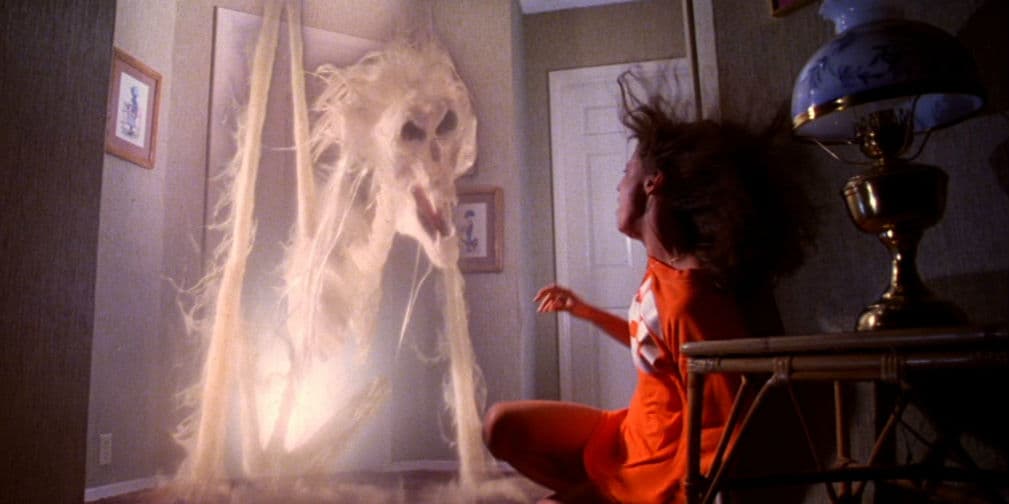 Poltergeist (1982): Una familia se ve atacada por fantasmas que al principio eran amistosos. Hay una leyenda sobre muertes del elenco después de trabajar en esta movie.