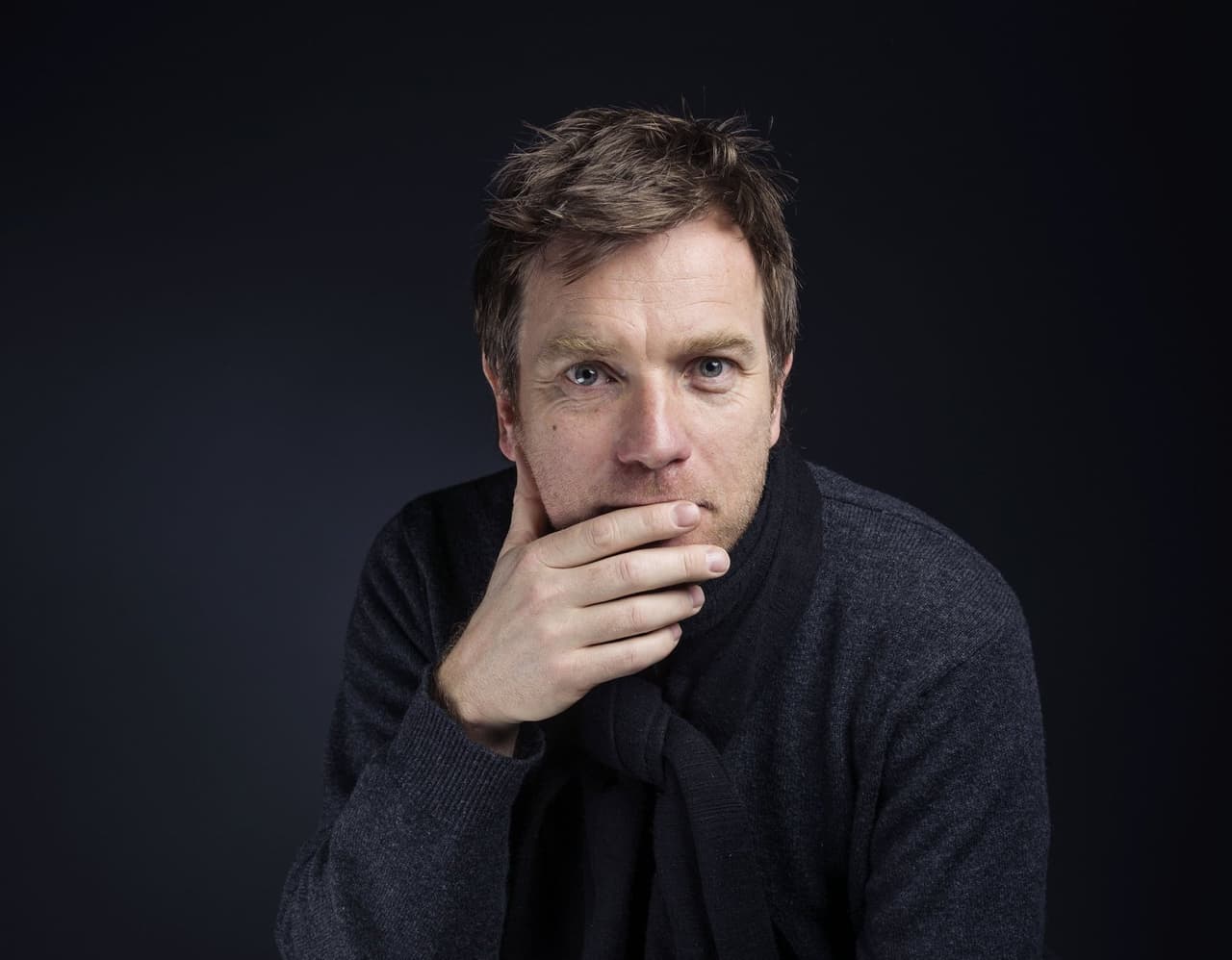 3. Ewan McGregor: El actor confesó no usar shampoo cuando se baña, ni siquiera usa jabón.