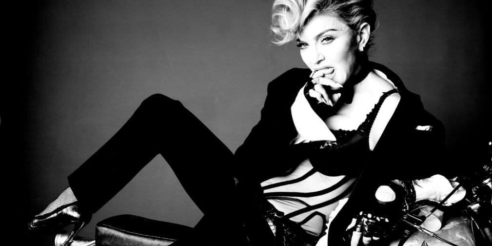 20. Madonna: La Reina del Pop no podía faltar, aquí luce seductora sobre una motocicleta de estilo clásico.