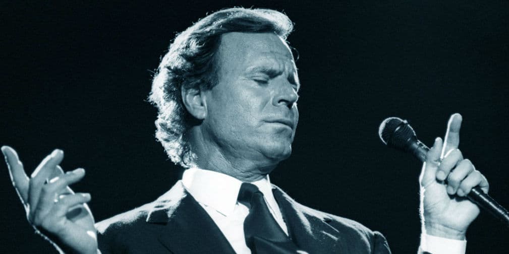 Julio Iglesias: Unas 3,000 mujeres han escuchado sus suspiros más íntimos, es decir, unas 66 por año.