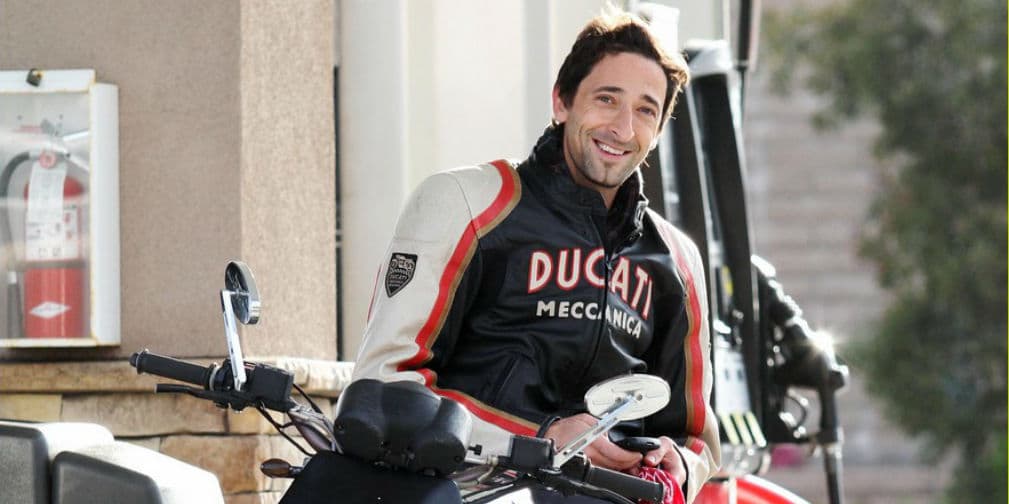 19. Adrien Brody: Este actor y productor estadounidense nos regala una sonrisa abordo de su motocicleta.