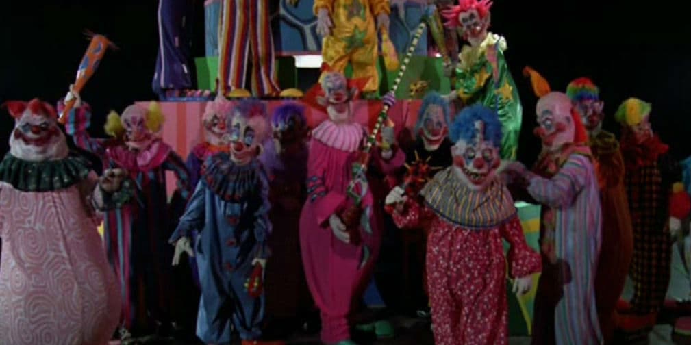 Killer Klowns from Outer Space (1988): Hablando de personajes infantiles que se fueron al carajo por culpa del cine, ¿qué tal los payasos? Sí, hay incontables de ellos, y muchos pensaran en Pennywise, pero si buscamos una cinta WTF, que además tiene botargas horribles, tendría que ésta película de Stephen Chiodo en la que un meteorito cae en el bosque y cuando unos chicos investigan descubren que se trata de un circo llena de payasos asesinos. ¿A poco esperaban otra cosa?