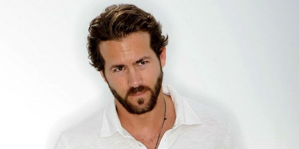 9. Ryan Reynolds: Es tan celoso que estuvo a punto de no contraer matrimonio con Scarlett Johansson.