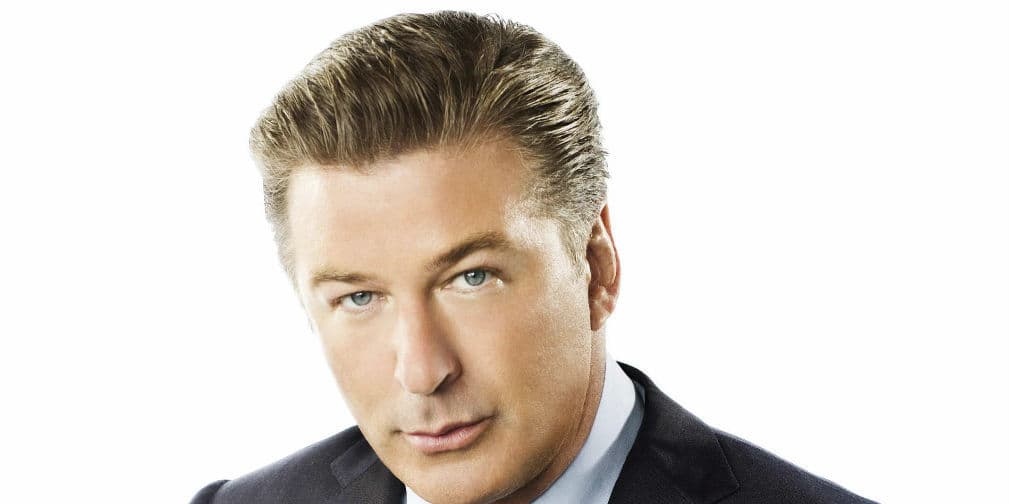 5. Alec Baldwin: Aunque el actor tiene ama de llaves, siempre se la pasa sentado limpiando los vasos.