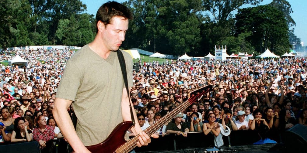 Keanu Reeves es bajista de la banda Dogstar, formada en la década de los 90s.