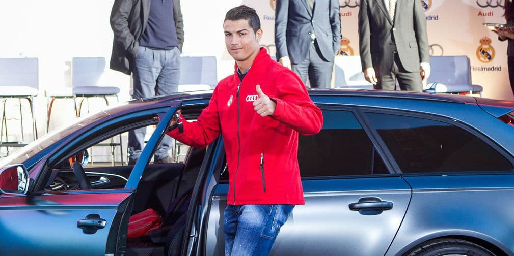 7. Cristiano Ronaldo: El futbolista y modelo prefiere los Bentley, Bugatti Veyron y Ferrari 599 GBT.