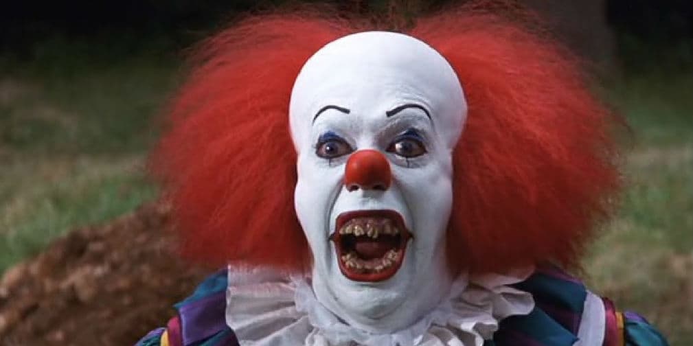 IT: Un tranquilo y pequeño pueblo de Maine está siendo aterrorizado por una fuerza malévola oculta tras la máscara de un payaso.