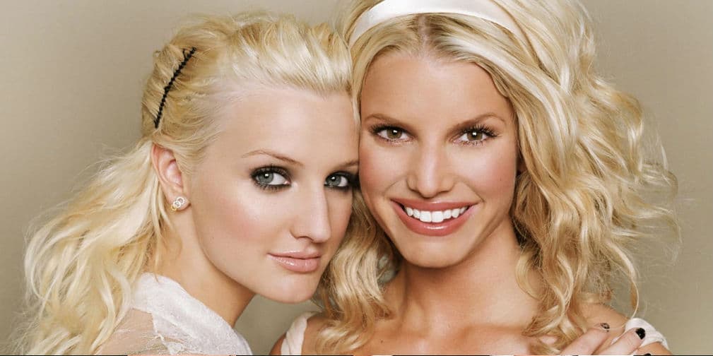 4. Jessica y Ashlee Simpson: Ambas hermanas actúan y cantan, pero la primera gana 10 veces más que la segunda.