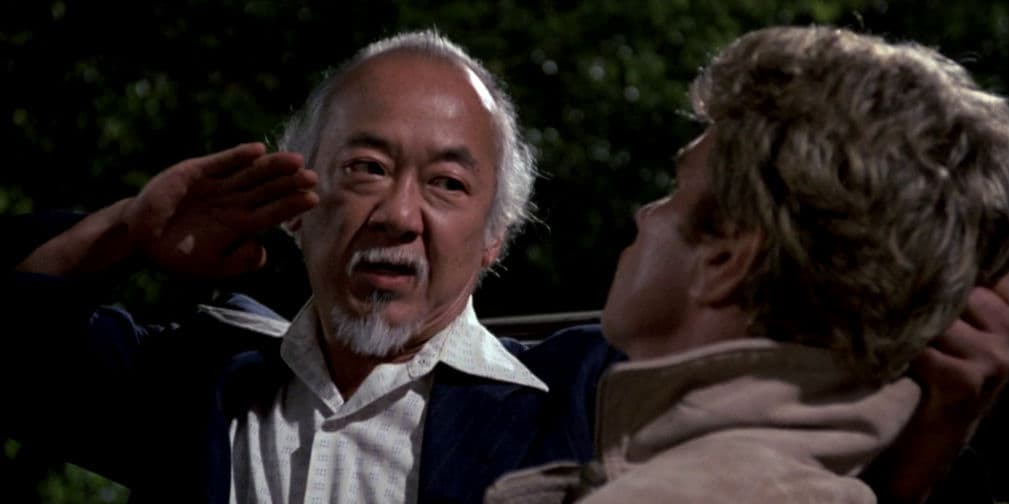4. Pat Morita (USA con ascendencia japonesa): Famoso como el señor Miyagi en la serie cinematográfica Karate Kid.