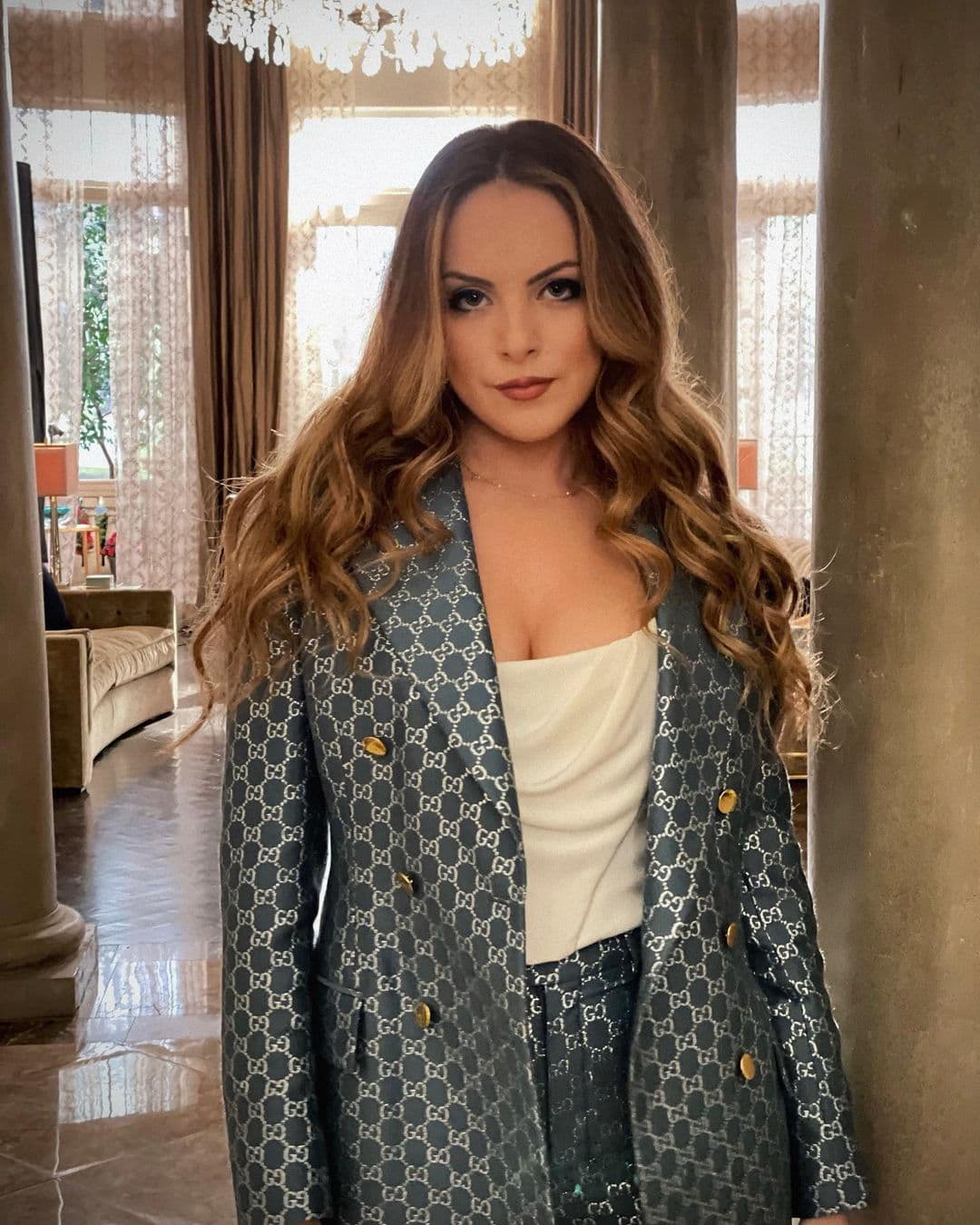 Elizabeth Gillies, a quien conocimos como Jade West en 'Victorious', ahora es conocida como Fallon Carrington en 'Dinastía'.