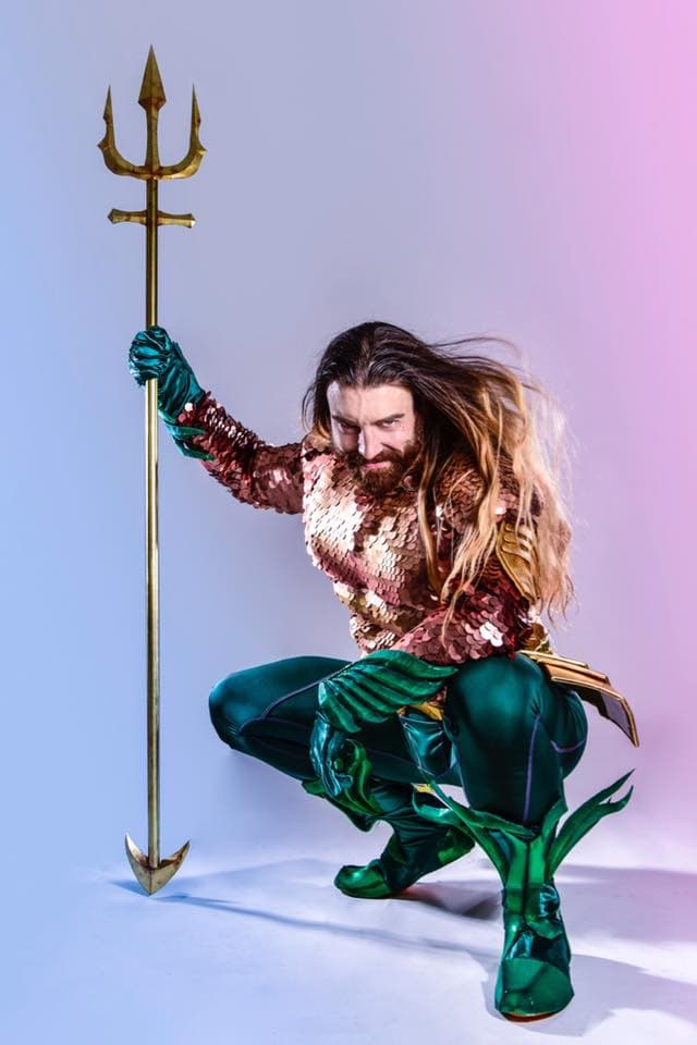 Ladybeard es conocido por hacer cosplay de personajes femeninos...sin dejar de lado la barba y la musculatura.