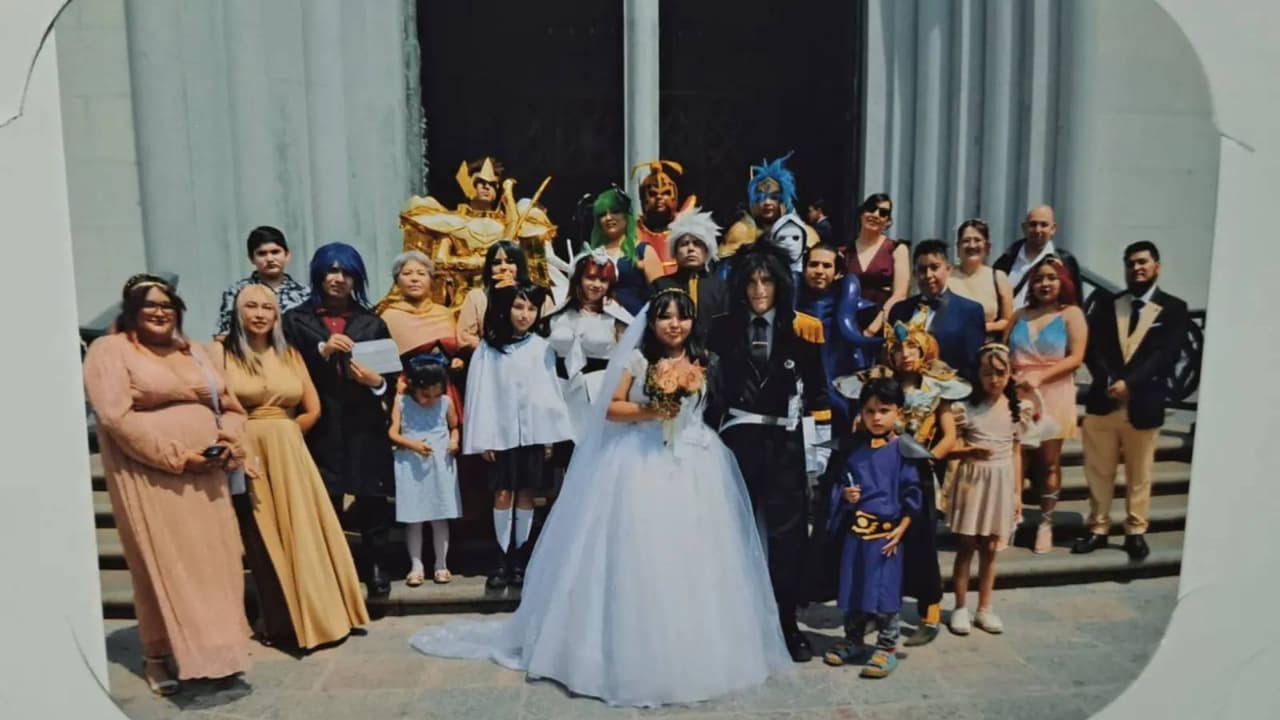 Pareja celebra su boda religiosa con cosplays de 'Caballeros del Zodiaco'