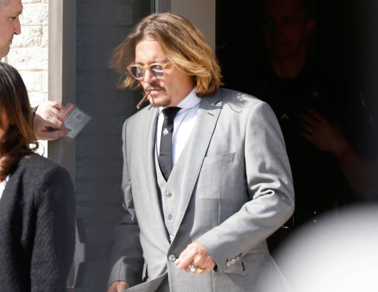 Johnny Depp saliendo de los juzgados en Virginia el 12 de abril de 2022.