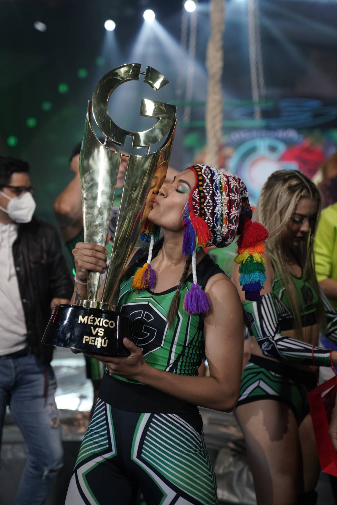 Paola con la copa del Campeonato de Guerreros México VS Esto es Guerra Perú