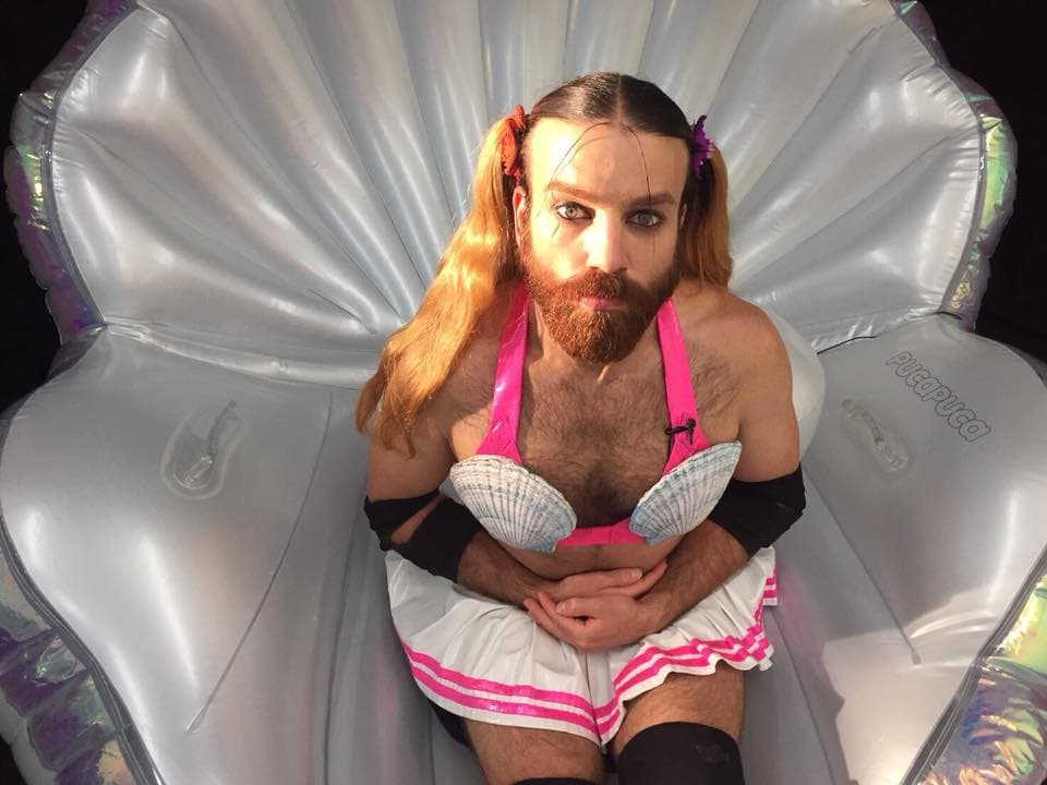 ¿Te imaginabas a un chico como él con estos atuendos?