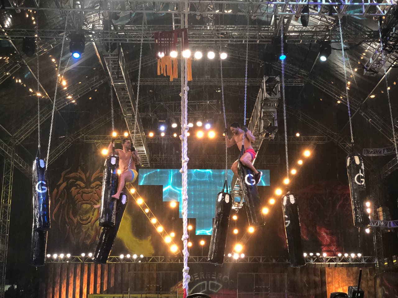 Después Christian terminó en la alberca mientras que Brandón sacó sus pasos prohibidos para celebrar. Siguió Potro contra “La Bestia Tapatía” y este último por nada se llevó el tanto y sumó 150 puntos, con 900 puntos para ellos contra 975 de Leones.