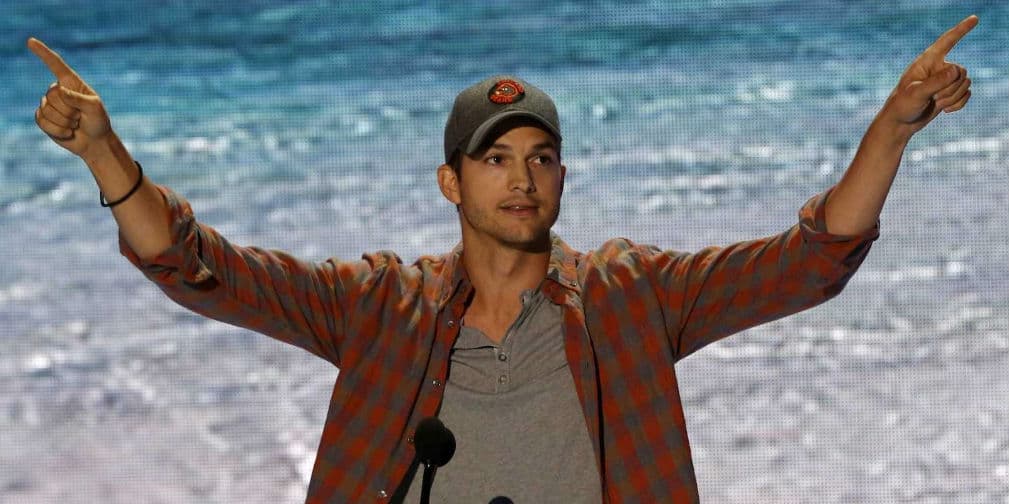 8. Ashton Kutcher: Anda desarreglado. Le encantan los jeans, las chamarras enormes y los gorros tejidos.
