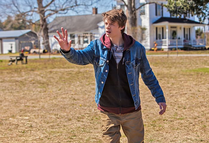 Colin Ford es Joe
